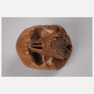 Zwei geschnitzte Totenschädel