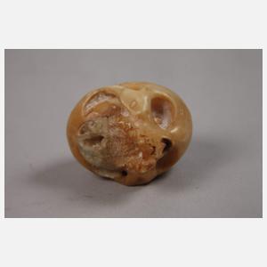 Zwei geschnitzte Totenschädel