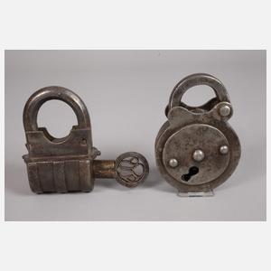 Fünf antike Vorhängeschlösser
