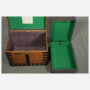 Sieben Transportkisten