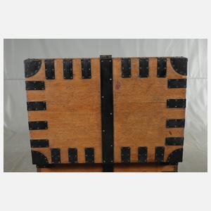 Sieben Transportkisten