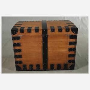 Sieben Transportkisten