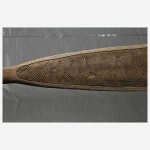 Zwei beschnitzte Paddel