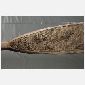 Zwei beschnitzte Paddel