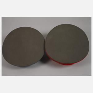 Zwei Mützen für Generäle der NVA