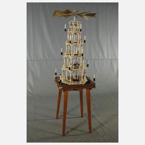 Große Weihnachtspyramide mit Tisch und Zubehör