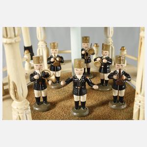 Große Weihnachtspyramide mit Tisch und Zubehör