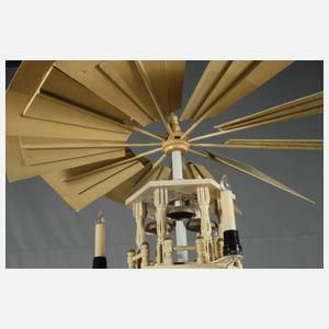 Große Weihnachtspyramide mit Tisch und Zubehör