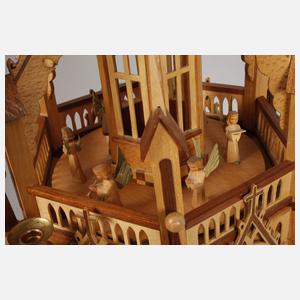 Große Dompyramide mit Figurenbesatz