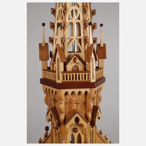 Große Dompyramide mit Figurenbesatz