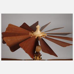 Große Dompyramide mit Figurenbesatz