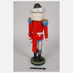 Nussknacker und Paar Räuchermänner Erzgebirge