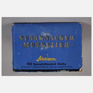 Nussknacker und Paar Räuchermänner Erzgebirge