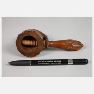 Spindel-Nussknacker als Nasenzwicker