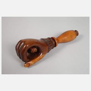 Spindel-Nussknacker als Hand