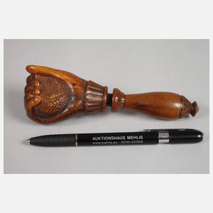 Spindel-Nussknacker als Hand