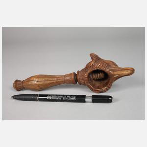 Spindel-Nussknacker als Wolfskopf