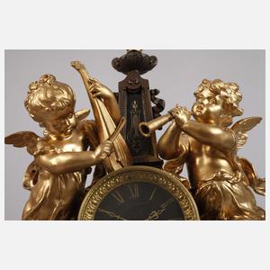 Figurenpendule mit zwei Girandolen