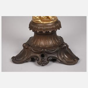 Figurenpendule mit zwei Girandolen