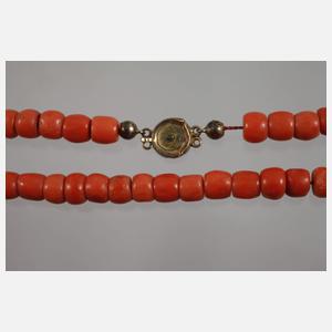 Zwei Korallenhalsketten