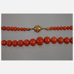Zwei Korallenhalsketten