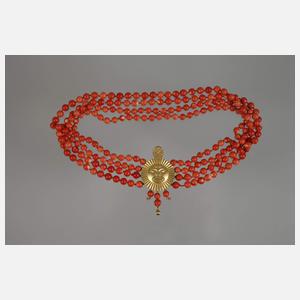 Set mit Korallen und prächtiger Schmuckschließe