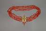 Set mit Korallen und prächtiger Schmuckschließe