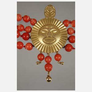 Set mit Korallen und prächtiger Schmuckschließe