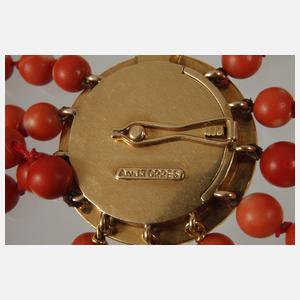 Set mit Korallen und prächtiger Schmuckschließe