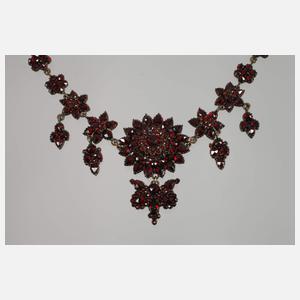 Prächtiges Granatcollier und Brosche