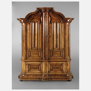 Feiner sächsischer Wellenschrank