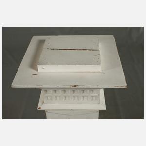 Klassizistisches Postament mit Geheimfach