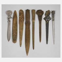 Acht figürliche Brieföffner111