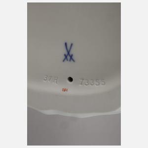 Meissen "Kind, auf einem Kissen sitzend"