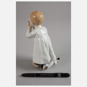 Meissen "Kind, aus einer Tasse trinkend"