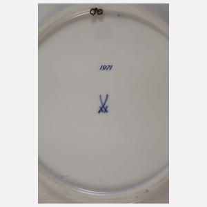 Meissen vier Wandteller und zwei Reliefvasen