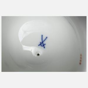 Meissen "Amor, ein verwundetes Herz flickend"