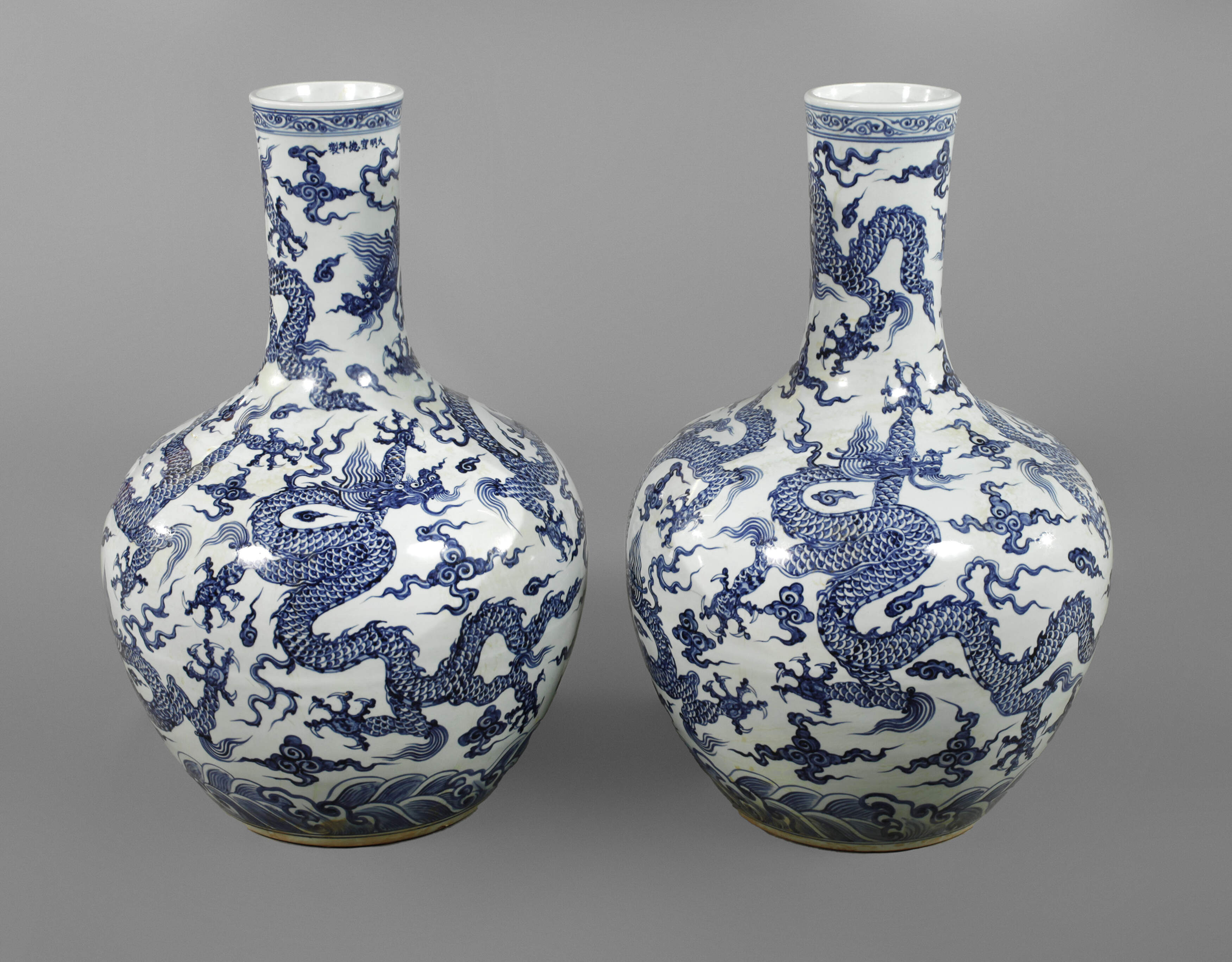 Paar riesige Tianqiuping-Drachenvasen Xuande