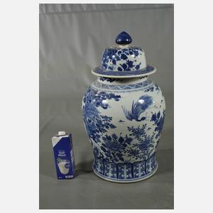 Sehr große Deckelvase "Phönixe im Schatten des Wutong-Baumes"