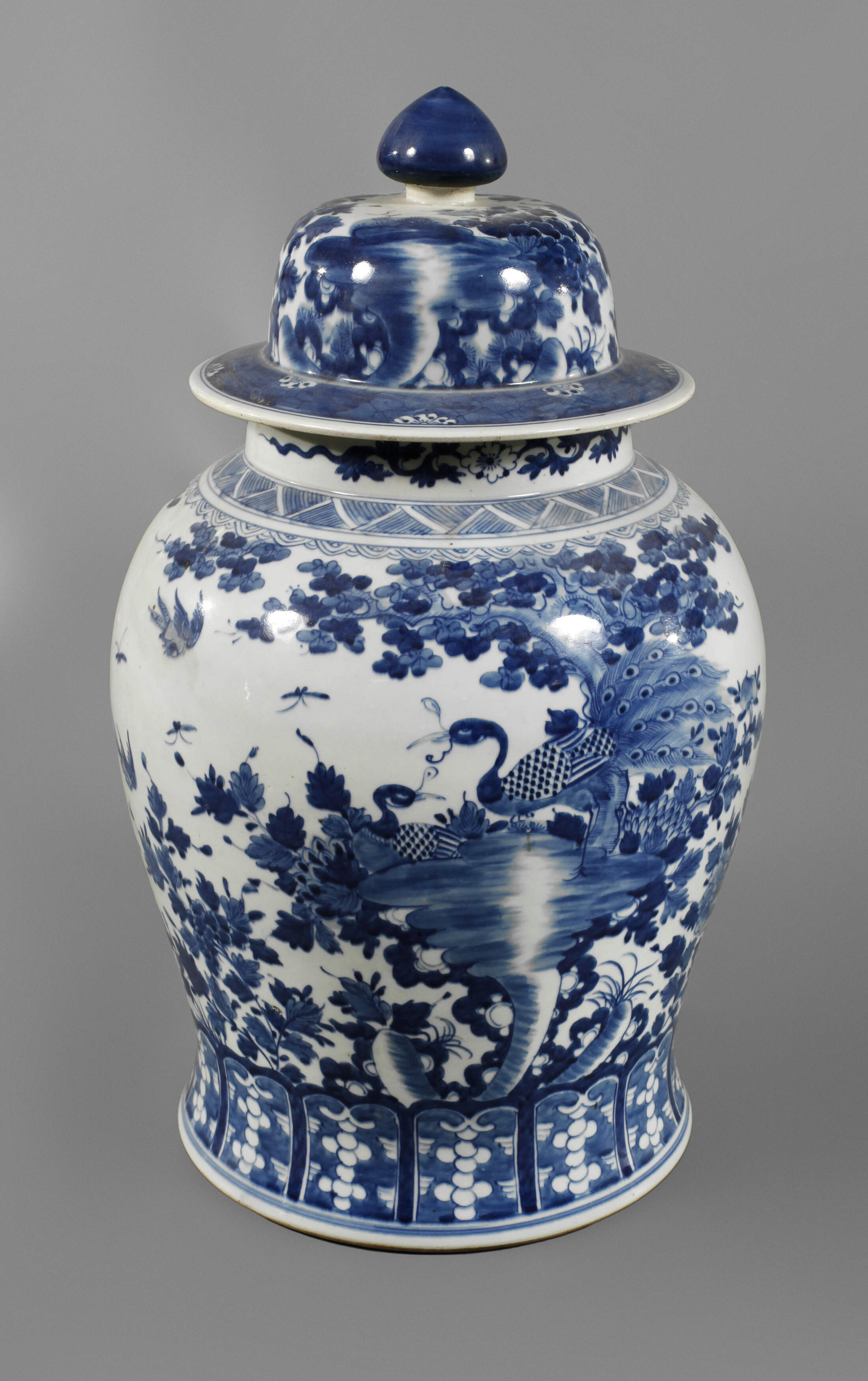 Sehr große Deckelvase "Phönixe im Schatten des Wutong-Baumes"