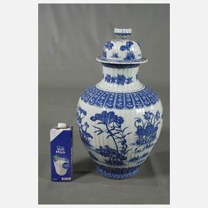 Paar große Deckelvasen "Enten im sommerlichen Lotosteich"