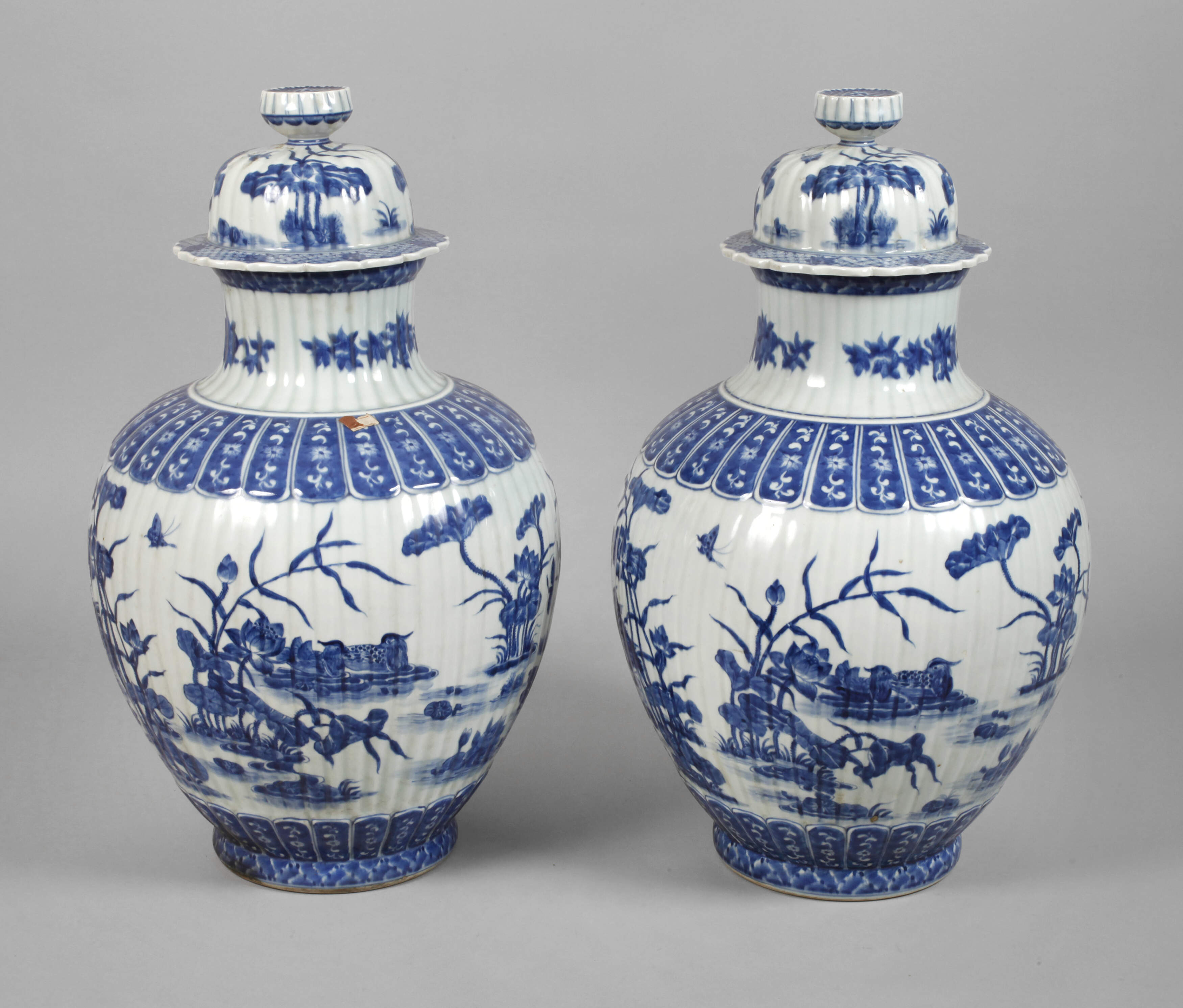 Paar große Deckelvasen "Enten im sommerlichen Lotosteich"