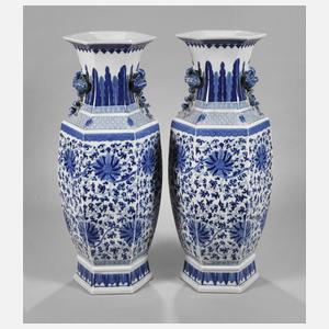 Paar große facettierte Balustervasen