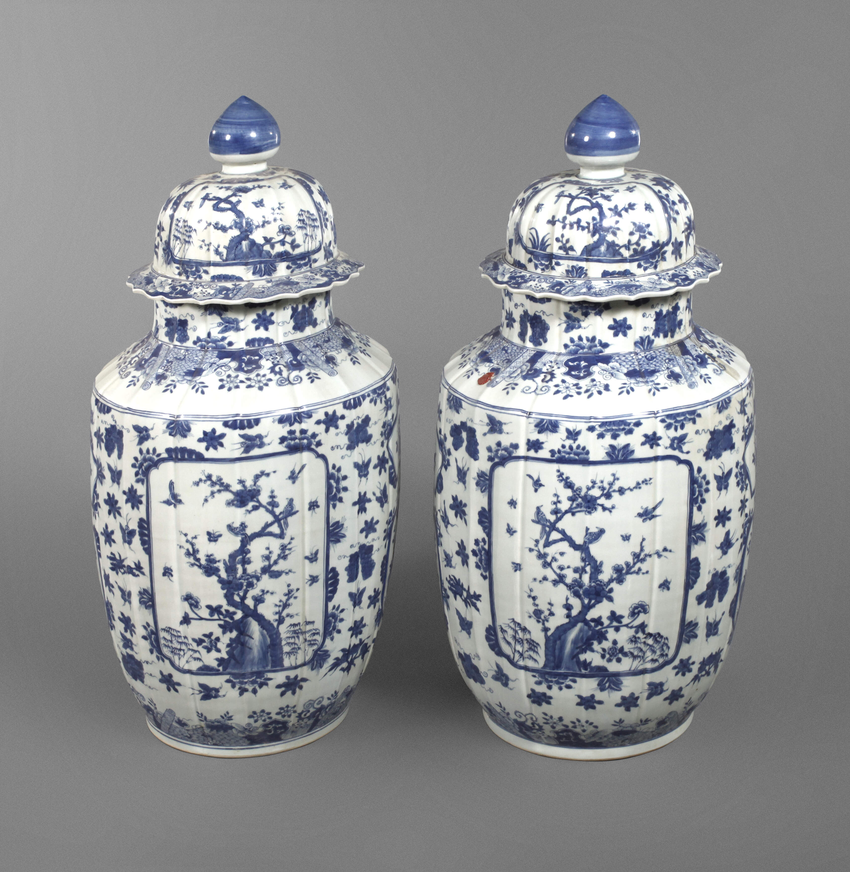 Paar riesige Deckelvasen