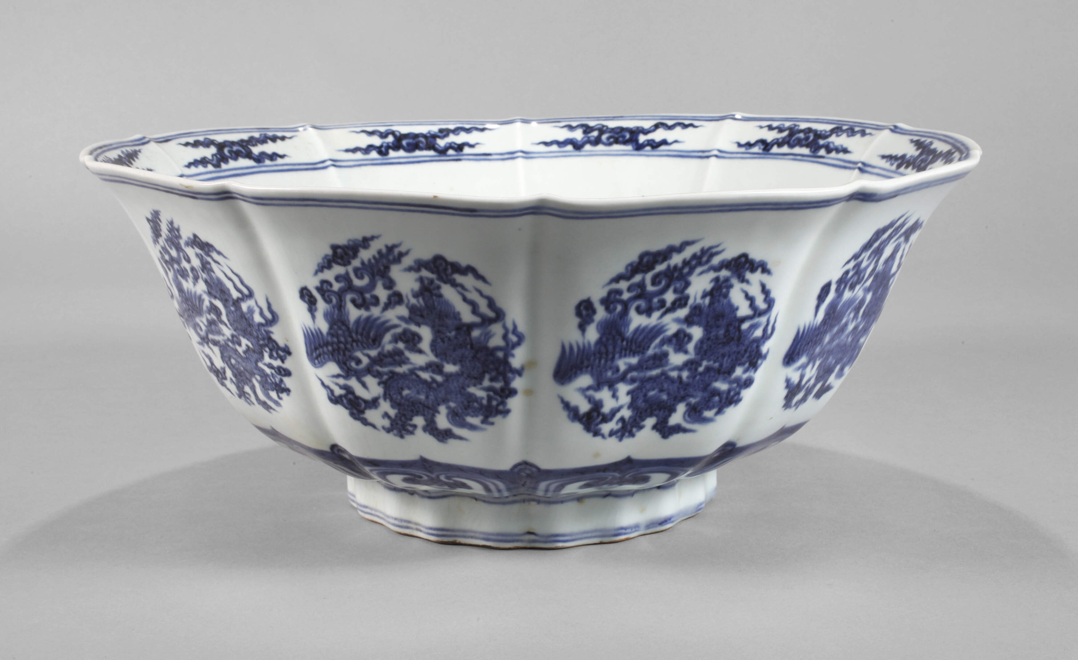 Große Blütenschale mit Drachen-Phönix-Medaillons