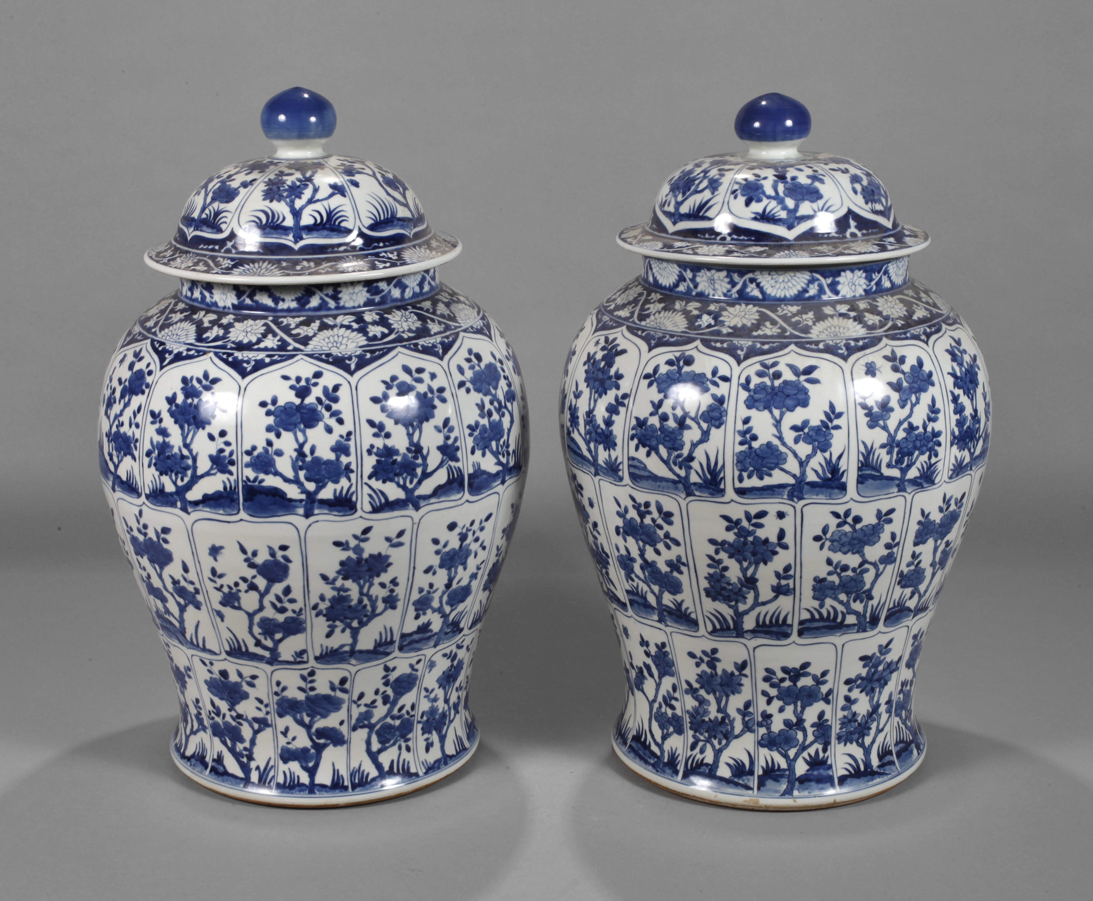 Paar große Deckelvasen