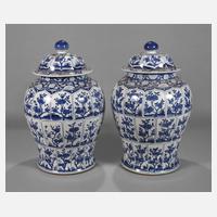 Paar große Deckelvasen111