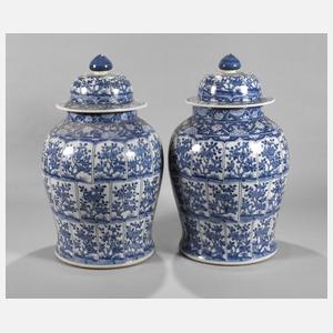 Paar sehr große Deckelvasen