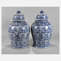 Paar sehr große Deckelvasen111