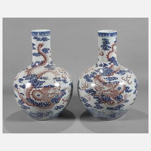 Paar bichrome Tianqiuping-Drachenvasen